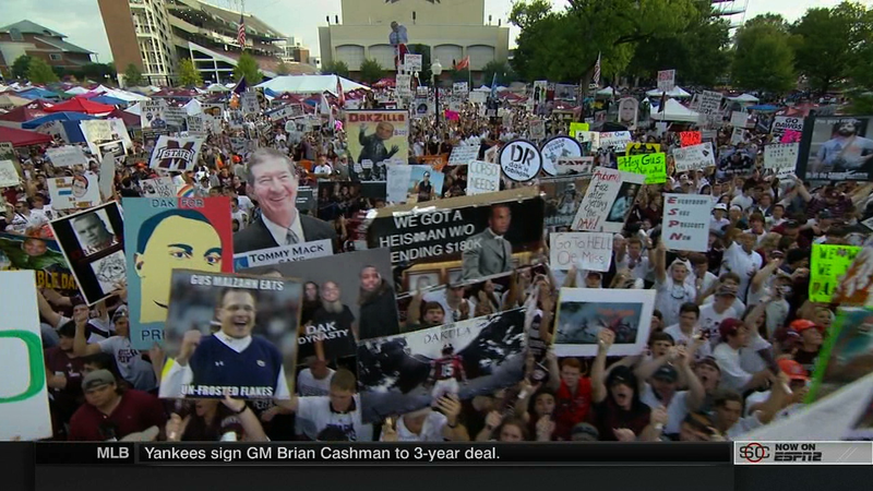 Illustration for article titled "Malzahn Eats Blue Waffles": Your College GameDay Sign Roundup